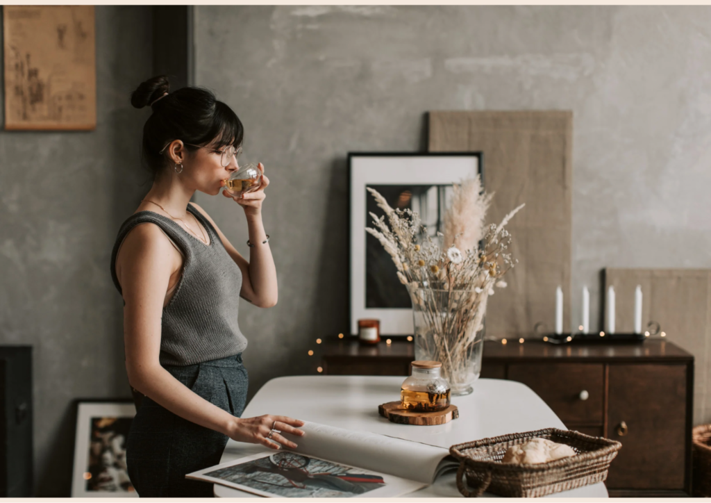 ハーブティーを飲む女性