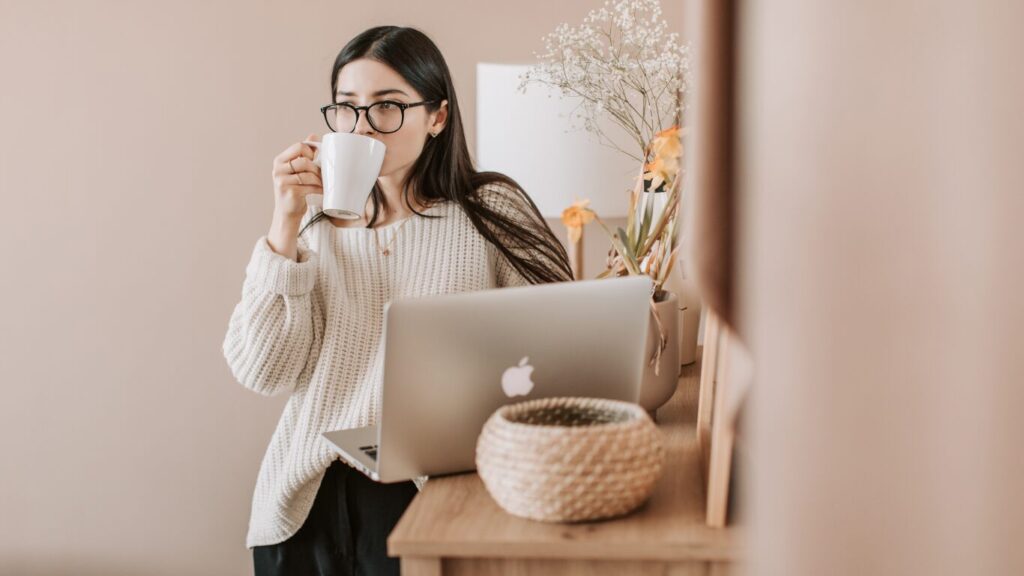仕事の合間にお茶を飲む女性