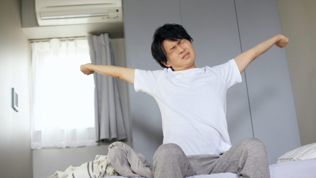 寝起きの男性