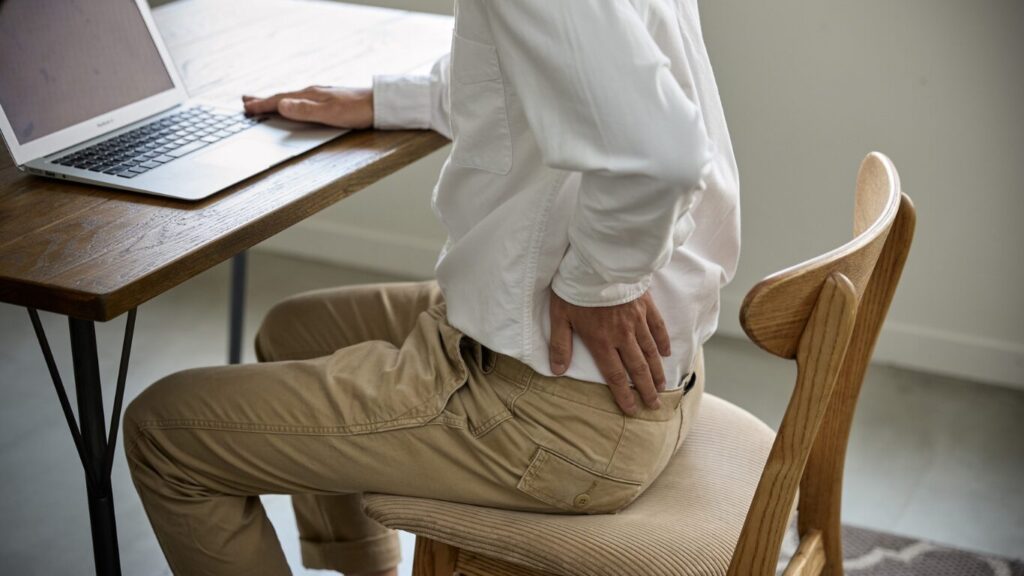 腰に痛みを覚える男性