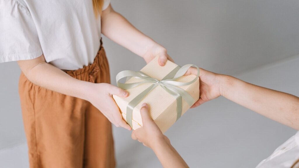プレゼントを渡す女性