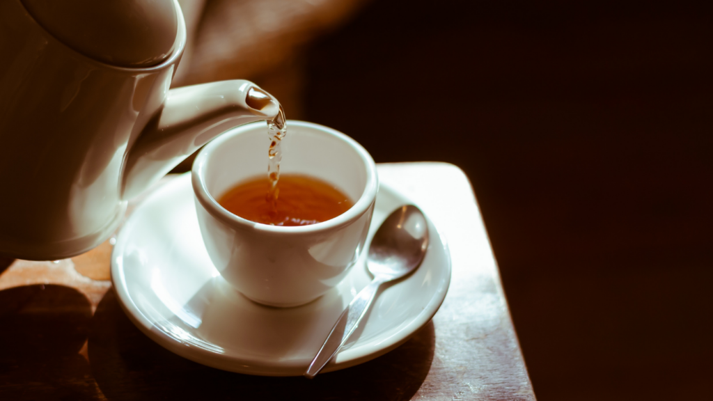 少量のお茶を入れる