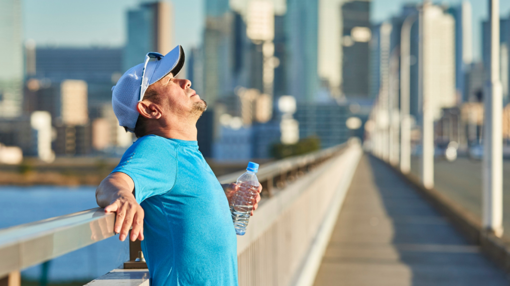 運動後に深呼吸をする男性