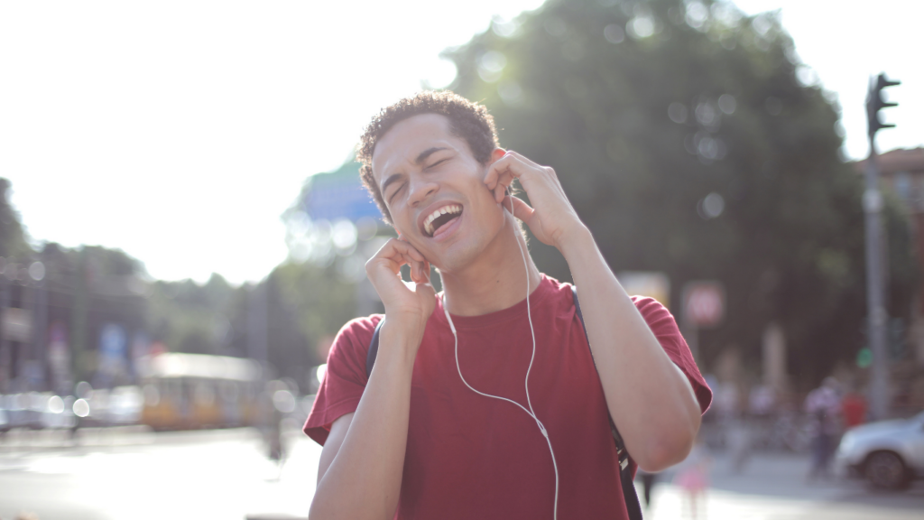 楽しく音楽を聴く男性