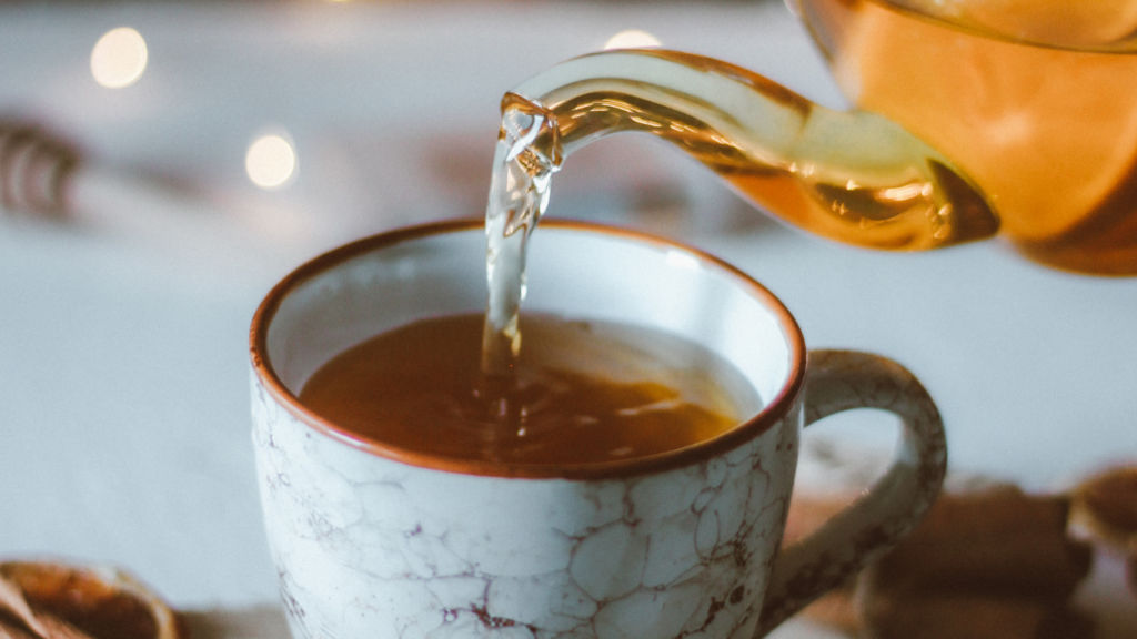 お茶を淹れているところ