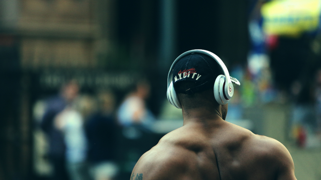 ジムで音楽を聴く男性
