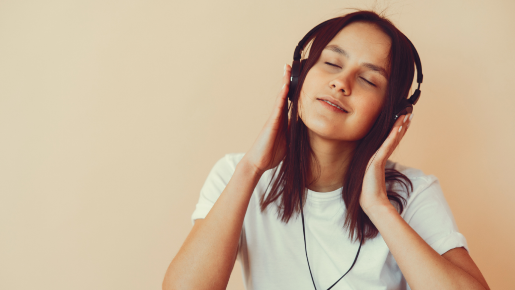 音楽を聴いてリラックスする女性