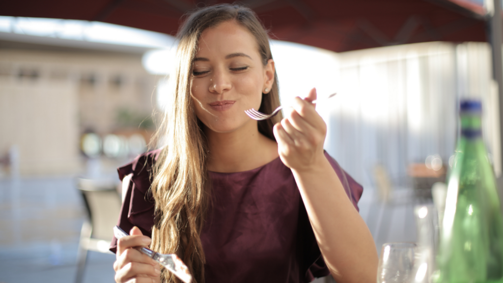ランチでリフレッシュする女性
