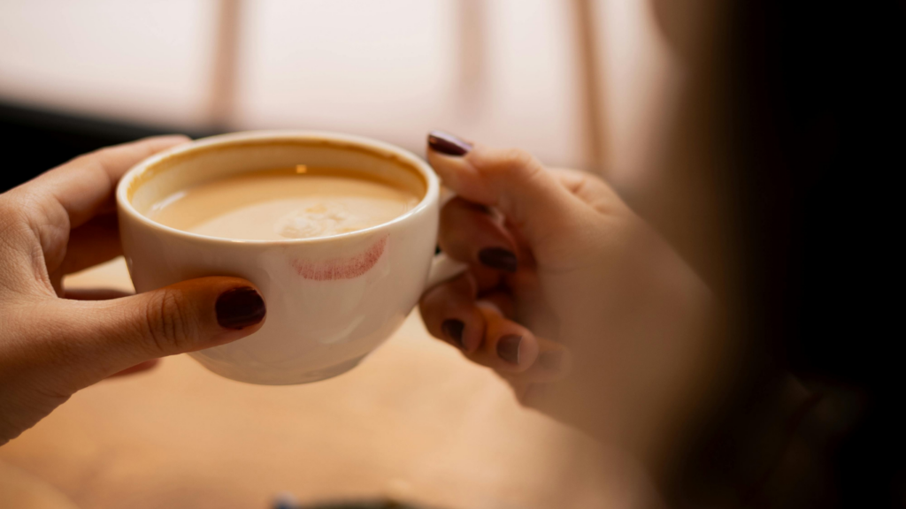 朝の一杯にコーヒーを飲む人
