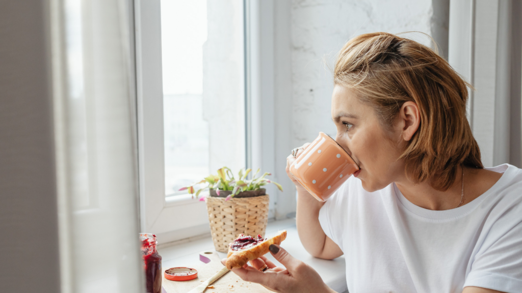 ご飯を食べながらコーヒーを飲む人