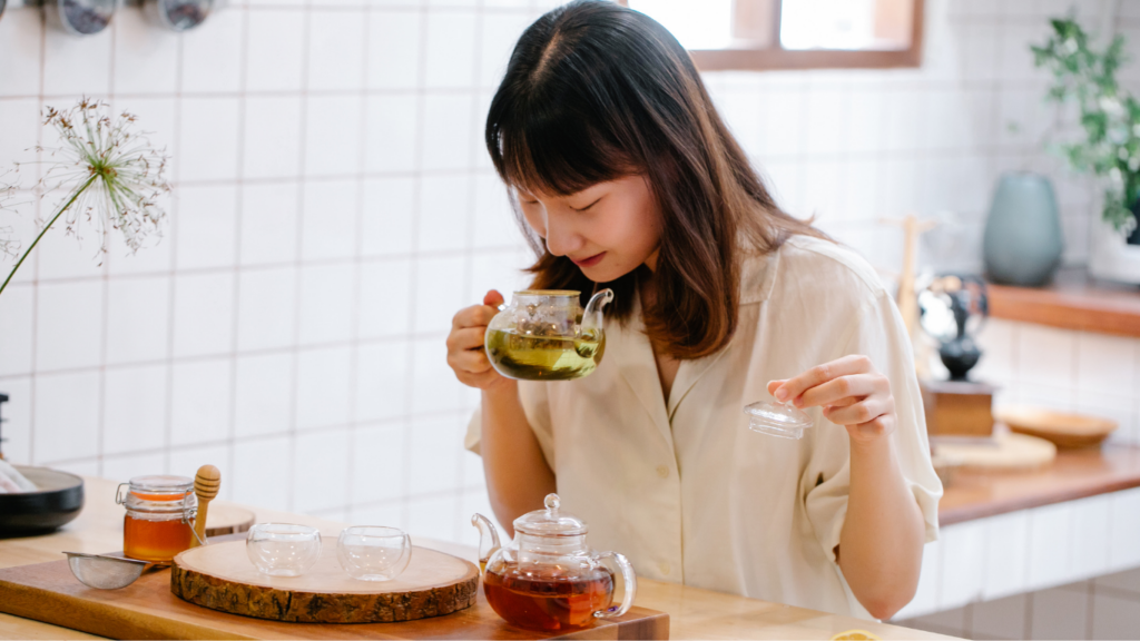ハーブティーを淹れる女性